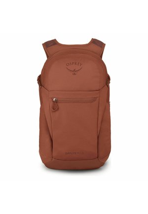 Zaino compatto Osprey Daylite Plus di colore ruggine con tasca frontale con cerniera e spallacci imbottiti, vista frontale su sfondo bianco.