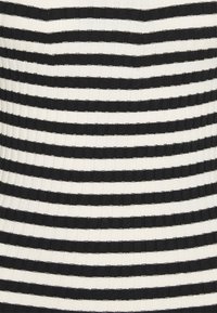 Pieces PCCRISTA O NECK DRESS - Vestido de malha - black/birch