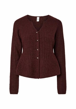 Burgundowa kardigan z prążkowanego materiału, z dekoltem w kształcie litery V, dopasowaną talią i długimi rękawami, z ozdobnymi srebrnymi guzikami na przodzie oraz miękką teksturą.