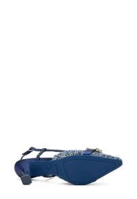 Scarpa con tacco in satin blu, con texture di gioielli sulla punta e cinturino alla caviglia regolabile. Suola in gomma con tacco corto e quadrato.