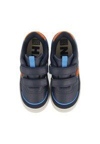 Baskets bleu marine avec deux bandes Velcro, design perforé, accents bleu clair et détails orange sur le talon. Semelle en caoutchouc blanche.