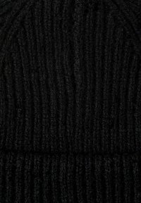 Beanie nera lavorata a maglia con texture a coste verticali. Realizzata in filato morbido, presenta una vestibilità aderente e leggere variazioni nella tessitura.