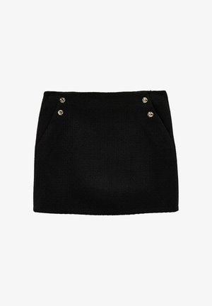 Falda negra con textura, dos bolsillos frontales, con tres botones decorativos dorados en la pretina y diseño de corte recto.