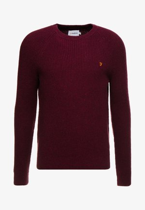 Herren Langarm-Pullover mit Rundhalsausschnitt aus Strick in dunklem Burgunderrot, mit geripptem Textur und kleinem gesticktem Logo auf der Brust.