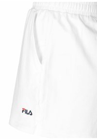 Pantalones cortos blancos con una cintura elástica, bolsillo lateral y logo de Fila en azul, rojo y blanco en el dobladillo inferior. Tela de algodón suave.