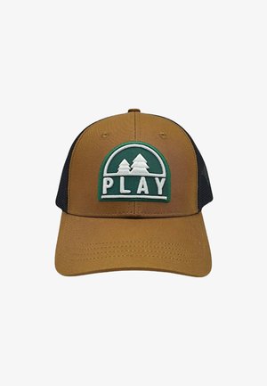 Casquette marron avec un patch brodé vert et blanc représentant des arbres et le mot "PLAY". Côtés en mesh noir et visière avant structurée.