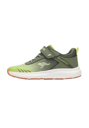 Grüne Sportschuhe mit einem Netzoberteil, ausgestattet mit einem Klettverschluss, Gummisohle und KangaROOS-Logo an der Seite.