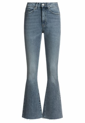 Blauwe denim flared jeans met rafelige zoom, hoge taille, vijf-pocket ontwerp en subtiele vervaging, die een op maat gemaakte fit en gestructureerde silhouet tonen.