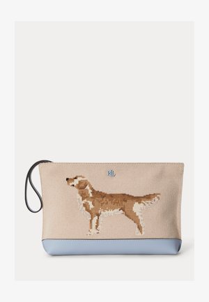 Μπεζ και ανοιχτό μπλε τσαντάκι με κέντημα καφέ και λευκού σκύλου, μαύρο λουράκι καρπού και ασημί λογότυπο "RL" πάνω από το σκύλο.