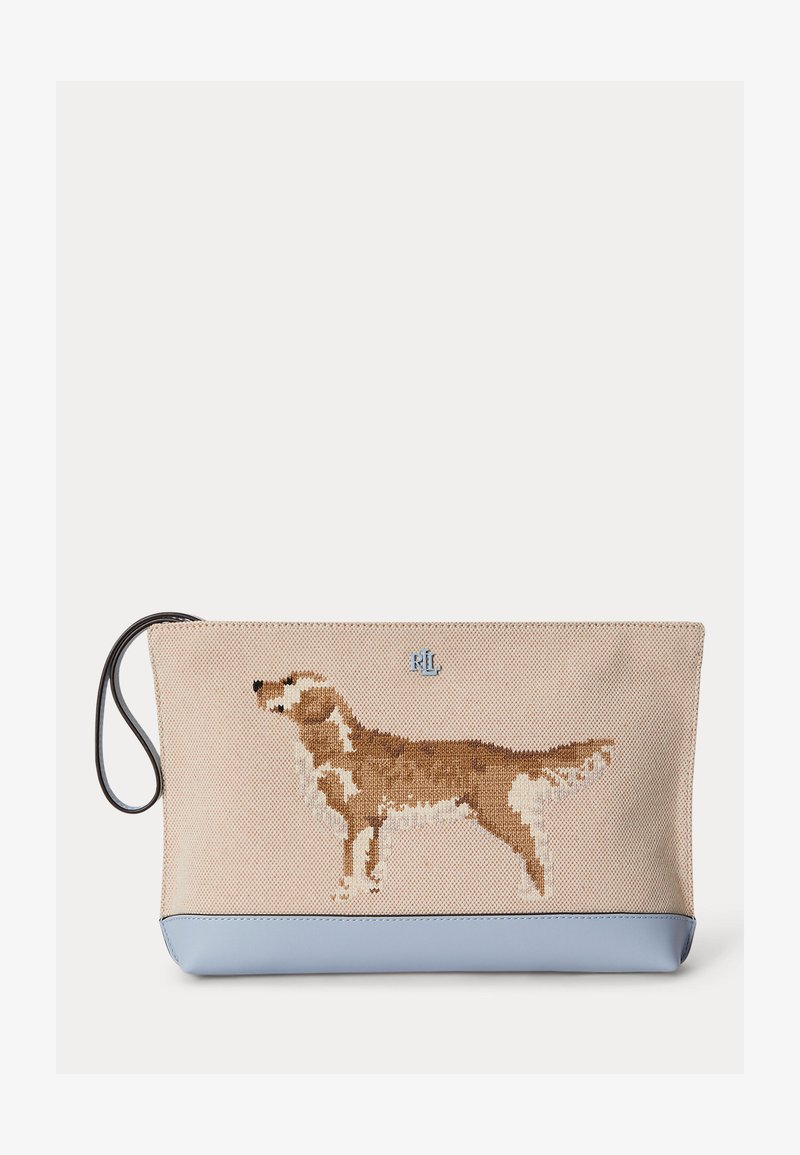 Μπεζ και ανοιχτό μπλε τσαντάκι με κέντημα καφέ και λευκού σκύλου, μαύρο λουράκι καρπού και ασημί λογότυπο "RL" πάνω από το σκύλο.