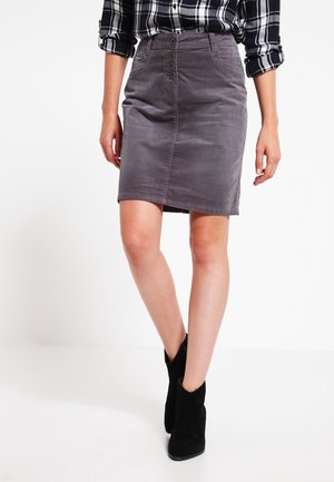 Grå kordfløjl blyantnederdel med en tætsiddende pasform, en frontknaplukning og en glat tekstur, parret med sorte ankelstøvler.