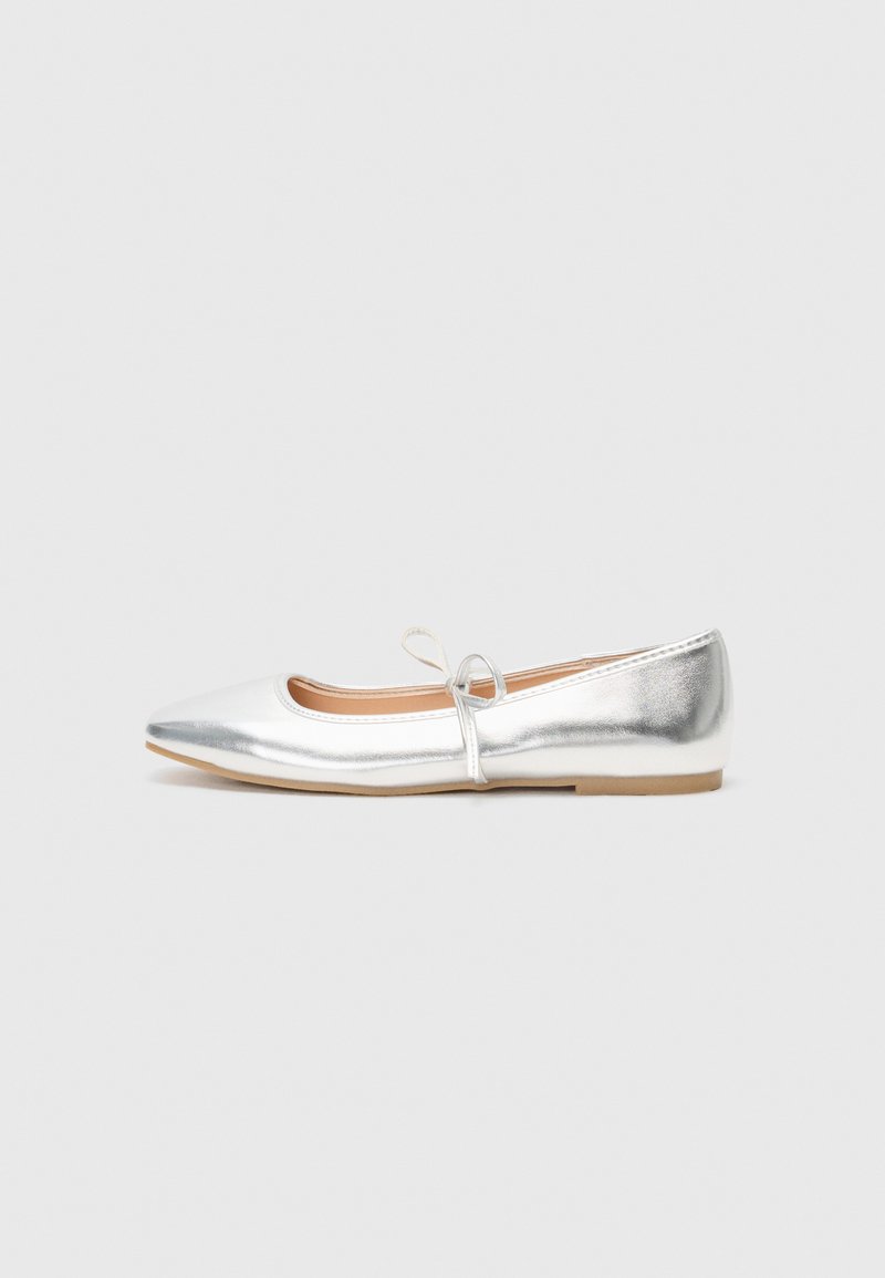 Silver flat shoe with a pointed toe, made of metallic synthetic material. Features a thin strap with a decorative bow. Smooth texture.