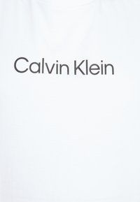 Calvin Klein HERO LOGO COMFORT - Μπλουζάκι με στάμπα - bright white