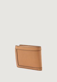 Skórzany portfel w kolorze jasnobrązowym o teksturowanym wykończeniu, charakteryzujący się eleganckim, geometrycznym wzorem oraz kontrastowym czarnym przeszyciem wzdłuż krawędzi.