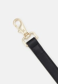 Zwarte leren riem met een goudkleurig metalen clip en beslag, met een gladde textuur en een rechthoekige vorm met gestikte randen.