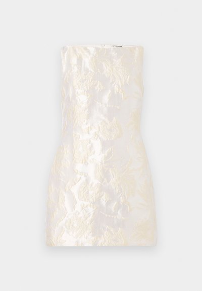 Μίνι φόρεμα σε ελεφαντόδοντο χωρίς τιράντες με υφή φλοράλ ζακάρ και ελαφριά λάμψη, εφαρμοστό ντύσιμο, εμφανίζεται επίπεδα σε λευκό φόντο.