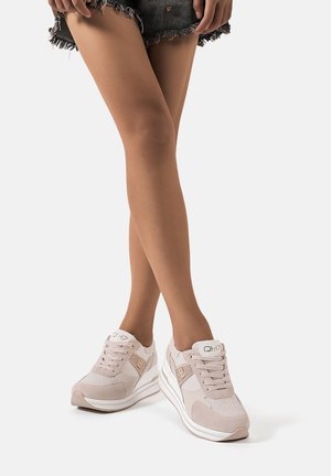 Scarpe sportive rosa chiaro realizzate con una combinazione di materiali scamosciati e in rete, con una suola bianca spessa e dettagli decorativi in oro rosa.