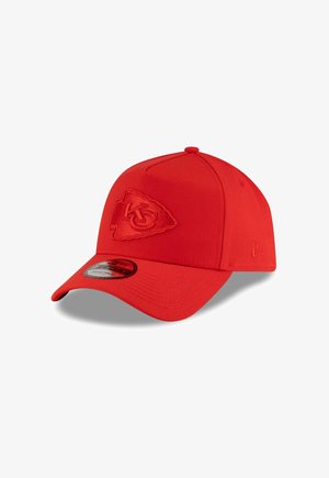 Rote Baseballmütze mit strukturiertem Design, ausgestattet mit einem gestickten Logo auf der Vorderseite und einem flachen Schirm. Texturiertes Material und ein runder Anhänger.