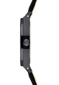 Zwarte horloge met een slank rechthoekig kast, textuur matte afwerking, ronde kroon en een leren band met contrasterende binnenkleur.