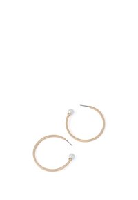 Boucles d'oreilles créoles couleur or avec un design lisse et arrondi, ornées d'une perle blanche unique sur chaque boucle. Tiges en acier inoxydable incluses.