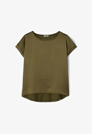 Kortærmet olivengrøn bluse med rund halsudskæring og let buet kant, vist mod en hvid baggrund.