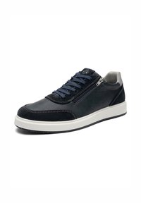 Schwarzer und grauer Ledersneaker mit blauen Schnürsenkeln, seitlichem Reißverschluss, weißer Sohle und perforierten Details an der Außenseite.