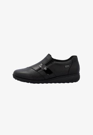 Scarpa slip-on in pelle nera con punta rotonda, dotata di pannelli laterali elasticizzati e una fascia decorativa nera con un bottone argentato.