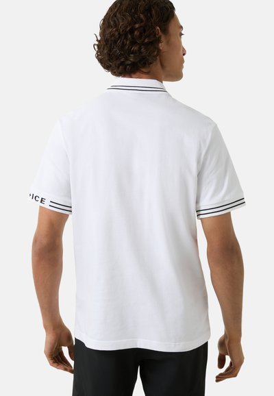 Weißes Poloshirt mit schwarzen Doppelstreifenakzenten an den Ärmeln. Verfügt über ein klassisches Kragendesign und einen schlichten, strukturierten Stoffrücken.