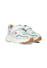 Witte sneaker met een bovenwerk van mesh, groene, rode en blauwe accenten, witte zool en verstelbare klittenbandsluiting. Bevat geperforeerde zijkanten voor ademend vermogen.