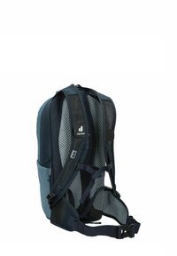 Mochila de color azul oscuro con paneles de malla, correas ajustables y un bolsillo lateral. Cuenta con soporte trasero acolchado para mayor comodidad y ventilación.