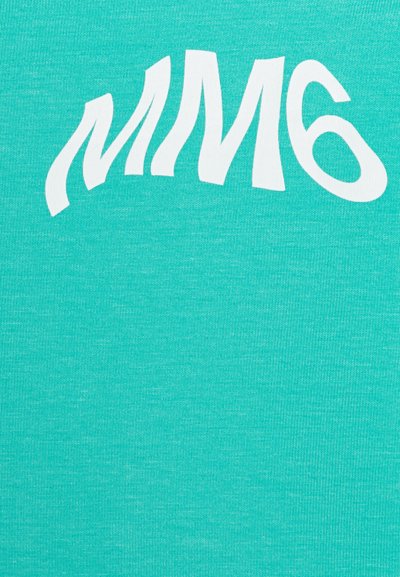 Ματ πράσινη μπλούζα με λευκό κείμενο "MM6" σε κυματιστό τύπο γραφής. Το ύφασμα έχει λεία υφή με ριγωτό σχέδιο.