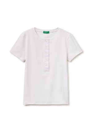 Biała koszula z krótkim rękawem, okrągłym dekoltem i zapinaną na pięć guzików, przedstawiona na białym tle.