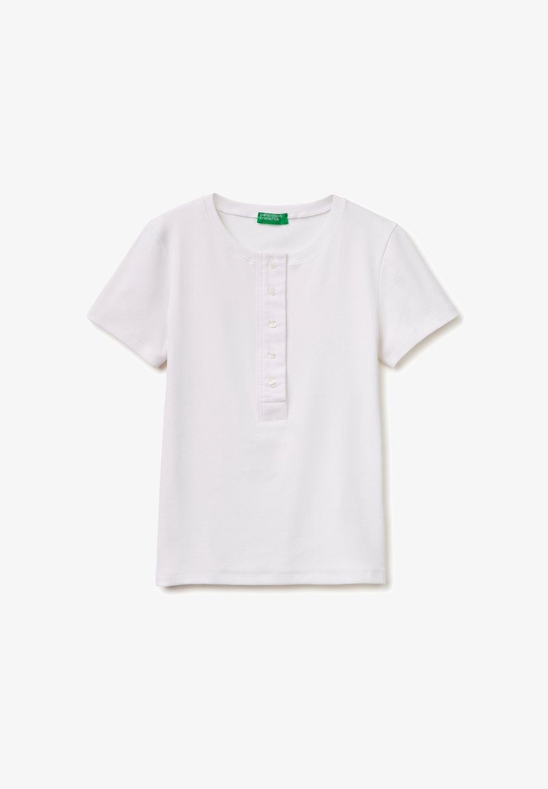 Chemise blanche à manches courtes avec col rond et patte de boutonnage à cinq boutons sur le devant, présentée sur fond blanc.