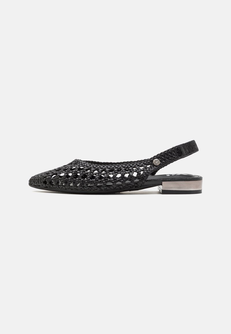 Zapato negro de slingback tejido con punta afilada, tacón bajo y bloque, y herrajes metálicos decorativos. Material texturizado con detalles recortados.
