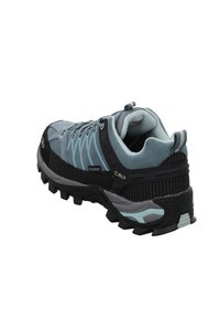 Hiking-sko för män med ett vattentåligt ljusblått ovandel med svarta accenter, texturerad mesh och en robust svart sula med mönster.