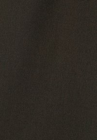 Dunkler, strukturierter Stoffhintergrund, der eine reiche, tiefe Farbe mit feinen, gewebten Details zeigt, die eine subtile visuelle Tiefe schaffen.