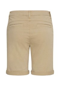 Shorts décontractés beige avec revers roulés, passants pour ceinture et deux poches passepoilées à l’arrière.