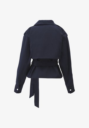 Granatowy krótki płaszcz trencz z długimi rękawami, pagonami na ramionach, paskiem w talii i detalem na karczku z tyłu.