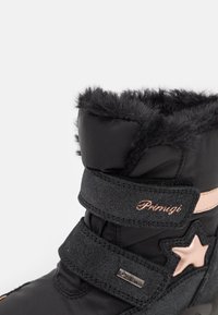 Musta talvikenkä keinoturkisreunalla, kangasyläosalla, säädettävillä tarranauhoilla, metallikoristeilla, tähden yksityiskohdalla ja vedenpitävällä Gore-Tex-ominaisuudella.