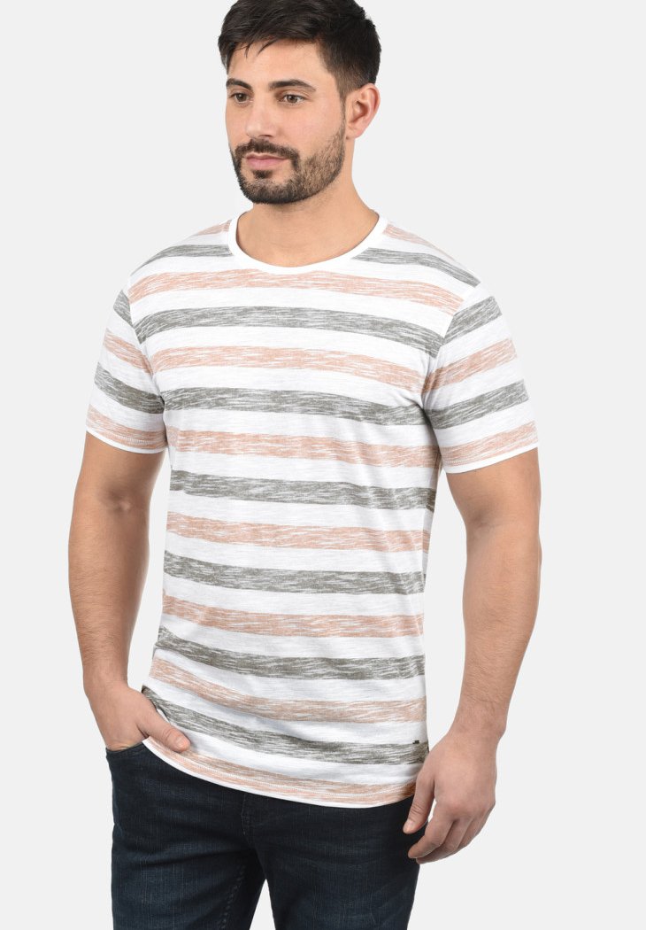 Camiseta blanca con rayas horizontales en gris claro, gris oscuro y melocotón. Mangas cortas, cuello redondo y textura de tela suave.