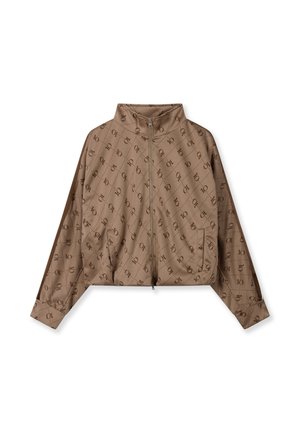 Chaqueta corta marrón con cremallera frontal, cuello alto, mangas largas y un patrón repetido de logotipos en toda la tela.