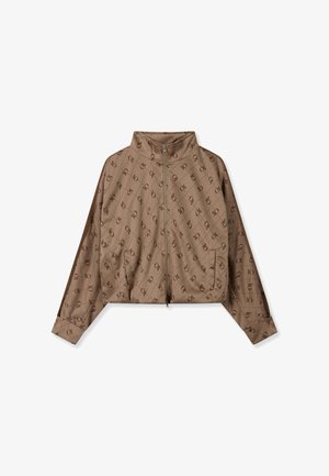 Chaqueta corta marrón con cremallera frontal, cuello alto, mangas largas y un patrón repetido de logotipos en toda la tela.