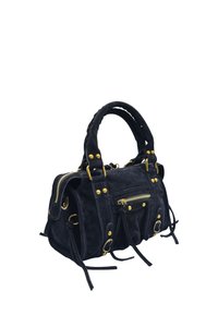 Sac à main en daim noir avec des accessoires en or, des poches zippées et des liens décoratifs. Forme compacte avec des poignées doubles pour le transport.