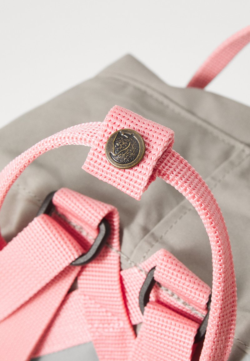 fjällräven mini kånken rosa 23561 Ryggsäck, Rosa, 13 x 19.99 x 29.01 cm Mode and durability with this compact rucksack from the renowned Swedish brand Fjällräven Fjall Raven Mochila Kanken Rosada