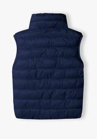 Marinblått puffväst med hög krage, quiltat mönster och horisontell sömnad. Lätt material utan synlig hårdvara eller detaljer.