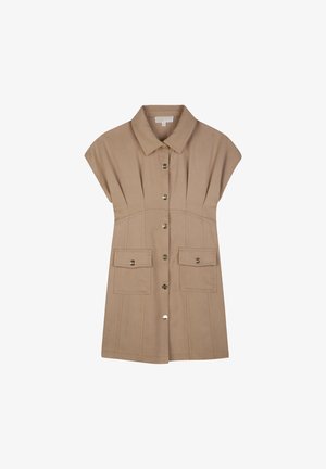Robe chemise beige avec un col, des manches courtes, des boutons à l'avant, deux poches à rabat et des détails de couture verticale.