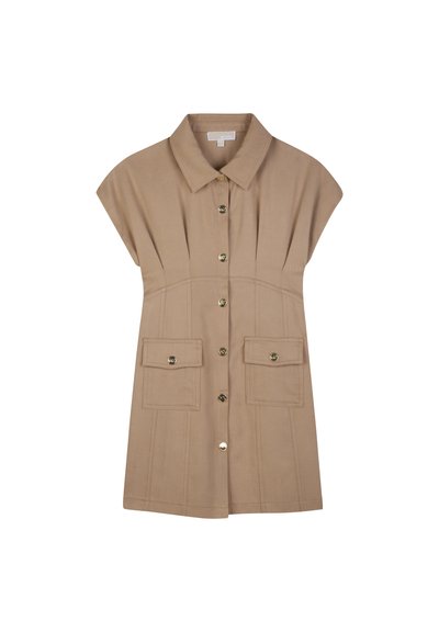 Μπεζ φόρεμα πουκάμισο με γιακά, κοντά μανίκια, κουμπιά μπροστά, δύο τσαντάκια με πτερύγια και κάθετες ραφές.