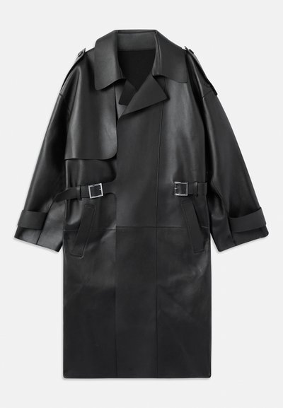 Sort læder trench coat med bred krave, skulderepauletter, to frontlommer og to spænde accenter i taljen.