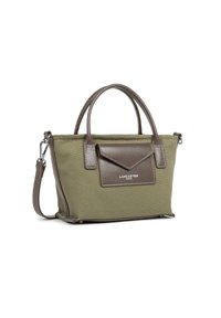 Piccola borsa a tracolla verde in tela con dettagli in pelle marrone scuro, manici superiori e una tracolla removibile. Presenta una tasca a patta frontale.