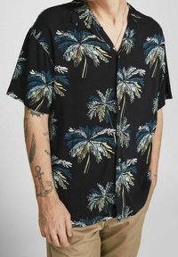 Korte mouwen zwart shirt met een tropisch palmenbladpatroon in blauw, groen en wit, met knoopsluiting en een relaxte pasvorm.